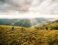 Die Abfahrt gibt sich steinig und ruppig, ist aber in Sachen Panorama kaum zu toppen: vom Nanos-Plateau ins Vipava-Tal hinunter.