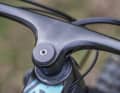 Das tiefe Bike-Ahead-Cockpit sorgt für eine sportliche Position und  wenig Gewicht. Der Lenkwinkel wurde abgeflacht.