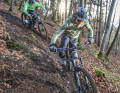 Bei Enduro-Reifen stehen Grip und  Pannenschutz an erster Stelle. Wer lange Touren                 selbst erkurbelt, sollte aber zumindest am Hinterrad       auf einen akzeptablen Rollwiderstand achten.