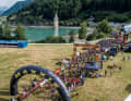 An der Jubiläumsaustragung von Nauders nach Riva nehmen 600 Biker teil. Hier starten sie am  Reschensee auf die zweite Etappe.
