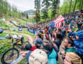 Privat ist Nino Schurter eher zurückhaltend. Auf der Rennpiste aber ist er ein Rockstar. Wenn er über den Kurs jagt, toben die Massen, wie hier in Albstadt.