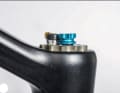 Die Drehknöpfe an der Formula Selva R fallen sehr kleinteilig aus. An unserer Gabel eierte zudem der blaue Druckstufenknopf.