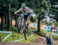 Luca Schwarzbauer gilt als kompletter Biker. Stark bergauf, technisch versiert – auch wenn es auf dem WM-Parcours ungewohnterweise über einen Kicker ging.