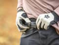 Über einen praktischen Ratschenverschluss lässt sich die Trailpants in der Weite anpassen.