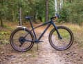 Ein MTB-Rahmen mit starrer Gabel und Dropbar