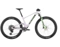 Ein im Sitzrohr integrierter Dämpfer, 120 Millimeter Federweg und Geometriewerte, die modernen Trailbikes zum Verwechseln ähnlich sind – damit spielt das Scott Spark RC nicht nur optisch, sondern auch im Downhill in einer eigenen Liga. Und falls es noch ein, zwei Leute gibt, die es nicht wissen: Das Spark RC ist das Arbeitsgerät von Nino „The GOAT“ Schurter. Wer den nicht kennt: googeln!!!