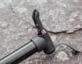 Der Klemmhebel ist groß und gut erreichbar. Mit ihm lässt sich die Pumpe sicher am Ventil fixieren. Der kurze Pumpenkopf ist allerdings nur schwer zu halten. Zudem besteht die Gefahr, dass man sich die Finger klemmt.