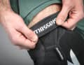 In Verbindung mit den wenig klebrigen Silikonbändern rutscht der Skinny etwas zu leicht nach unten