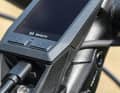 Bosch Kiox: Das ältere Kiox-Display bietet über die Micro-USB-Buchse einen Ladestrom von 1 Ampere. Das reicht, um das Telefon bei aktiver Navigation mit ausreichend Strom zu versorgen. Bosch setzt auf einen Sonderstecker, für den es im Zubehörhandel passende kurze Spezialkabel für Smartphones mit USB-C, MicroUSB und Apple-Lightning-Anschluss gibt.