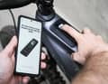 Ein langer Druck auf den An/Aus-Button bringt das E-Bike in den Kopplungsmodus. Die App führt gut verständlich durch den Prozess.