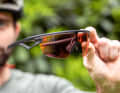 Oakleys neuester Wurf hört auf den Namen Sphaera und kommt mit hochwertigen Prizm-Gläsern
