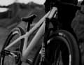 An technisch reduzierten Dirtbikes fällt ein schickes Design besonders ins Auge. Das Rose Bruce kommt in optimiertem Gewandt.
