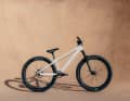 Das Rose Bruce fliegt in der neuen Farbe “Cloud” ab 1199 Euro durch den Skatepark.