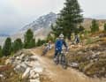 Unsere Jung-Tester fahren sich warm auf dem Zirmtrail in Nauders.