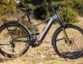 Bulls bringt mit der Iconic-Serie zwei Modelle, die Geländetauglichkeit mit Alltagsnutzen verbinden sollen. Das vollgefederte Iconic EVO FS richtet sich an komfortorientierte Fahrer