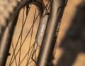 Teils kommt die Suntour-Gabel auch schon mit Montageschnittstelle für ABS, wie hier am Sonic AM 2 ABS von Bulls.