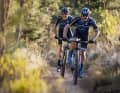 Auf Performance und Speed getrimmt: Das neue Bulls Wild Edge mit den Bulls-Piloten Karl Platt (vorne) und Simon Schneller.