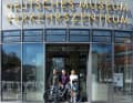 Dr. Lukas Breitwieser (Mitte) übernimmt von Bulls Brand-Manager Friedemann Schmude das Bike  für das Deutsche Museum. Rechts: Sabrina Weiß von Pinion hält ein Modell der revolutionären Motor-Getriebe-Einheit von Pinion.
