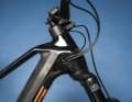 Praktisch: Ein Scheinwerfer kann einfach über die Monkey-Link-Schnittstelle am Lenker mit dem Bike verbunden werden und wird dann aus dem Akku mit Strom versorgt.
