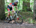 Zweiter Schritt: Die Hüfte schnellt nach vorne/oben, das Hinterrad wird mit den Klickpedalen nach oben gezogen.