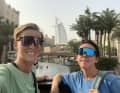 Posen vor dem Burj al Arab
