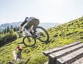 Saftig grüne  Bergwiesen, weitläufiges Alpen- panorama und feinste Trails – für das Fotoshooting zog es die BIKE-Testredaktion  nach Jahren mal wieder in die Bike-Region Kitzbüheler  Alpen. Die Bilder für diesen Test entstanden auf dem Lisi-Osl-Trail. Cross-Country-Fans kennen die Österreicherin noch als Gewinnerin des Gesamtweltcups 2009.  Den Praxistest absolvierten die sieben Testbikes auf den Trails  rund um Latsch.