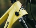 Alle Züge und Leitungen verlaufen durch einlaminierte Führungen im Rahmeninneren. Das erleichtert das Schrauben und Wartungsarbeiten am Bike.