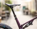 Die Vario-Stütze mit 150 Millimetern Hub verschiebt in technischen Downhills die Grenzen des Fahrbaren. Dennoch: Im Vergleich zu anderen Trailbikes gewährt einem das lange Sitzrohr trotzdem nur mäßig Beinfreiheit.