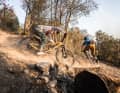 Ein High-Pivot-Fahrwerk mit Öhlins-Komponenten, Vittoria-Reifen auf laut surrenden Industry-Nine-Laufrädern und eine OneUp-Stütze in Überlänge. Am Highlander II können sich die Augen kaum sattsehen.