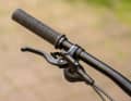 Größter Kritikpunkt:  Die gruppenlosen Shimano-Stopper bringen mit ihren unergonomischen Hebeln und kleinen 180er-Scheiben  am wenigsten Bremspower auf den Trail.