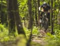 Unhandlich wirkt der Kandidat trotz seiner Souveränität aber nicht, denn die kompakte Fahrposition und das kurze Heck machen auf verwinkelten Trails eine ebenso gute Figur.