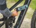 DerTestsieger aus BIKE 9/24 verfügt auch beim Alurahmen über ein Staufach.