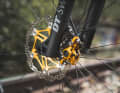 Leider muss man sich das Bike in genau dieser Konfiguration selbst aufbauen, da es in Serie so nicht erhältlich ist. Starling bietet das Mini Murmur als nackten Rahmen (ca. 2540 Euro) oder in  verschiedenen Rahmensets an. So können sich Hobby-Schrauber ihr Traum-Bike ganz einfach selbst aufbauen. Custom-Farben sind auch möglich. Als Komplett-Bike gibt’s das Starling nur in einer Ausführung mit DT-Fahrwerk, XT-Schaltung und Hope-Parts. Preis circa 9000 Euro.