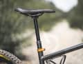 Die Bike Yoke Divine Vario-Sattelstütze bietet 180 Millimeter Hub.