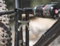 Detailverliebt: Der Star verleiht der Firma ihren Namen. Man findet ihn ausgeschnitten an allen Verstärkungs­blechen und am Steuerrohr des Bikes.