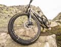 Beim Pirelli Race DH M handelt es sich um den griffigsten Schlappen im Portfolio. Das „Race" im Modellnamen bezieht sich auf die Gummimischung. Die SmartEVO-DH-Mischung kommt an allen Pirelli-Reifen im Downhill- und Enduro-Segment zum Einsatz.