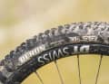 Reizt man das Potenzial der Geo­metrie aus, kommen die etwas zahn-losen Maxxis-­Recon-Reifen mit wenig  Pannenschutz früh an ihre Grenzen.  Auf langen Touren ist der schnelle ­Hinterreifen allerdings ein Segen.