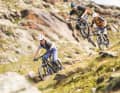 Im Downhill läuft das Scor 2030 dann zu seiner Höchstform auf: Der 64,4 Grad flache Lenkwinkel erzeugt zusammen mit dem üppigen ­Reach und der 140er-Gabel ein sehr hohes Maß an Laufruhe. Das verleitet zum Vollgasfahren.