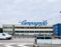 Im Industriegebiet von Vicenza ist der gut 36 Meter lange Campagnolo-­Schriftzug kaum zu übersehen. Die Schnellstraße trennt die Zentrale von der Tochterfirma Fulcrum