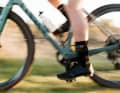 Crankbrothers steigt ins Gravel-Game ein. Okay, einen Laufradsatz gibt es schon, aber jetzt auch Schuhe.