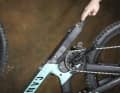 Der Akku wird nach unten aus dem Bike gezogen.
