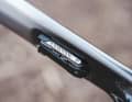 Ein Gummiband sichert am Canyon Lux Trail ein Multitool. Praktisch: Unter dem Oberrohr ist es immer griffbereit.