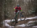 Schneematsch und Schmuddelwetter? E-MTBs können im Winter ein echter Motivations-Boost sein, um auch bei widrigen Bedingungen eine schnelle Runde aufs Bike zu springen. Wir klären auf, wie das der E-Bike-Akku unbeschadet übersteht.