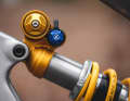 Wohl das auffälligste Feature an diesem Enduro: sind die goldenen Akzente des Öhlins-Fahrwerks, hier am TTX22 M. 2 Stahlfederdämpfer.
