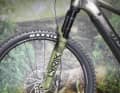 Die starke Rockshox Lyrik Ultimate drückt dem Centurion im Gelände ihren Stempel auf. Sensibel, wenn es drauf ankommt, definiert und kontrolliert, wenn man es braucht.