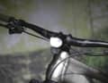 Das No Pogo kommt ab Werk mit einem Frontlicht von Lezyne, das direkt an den Haupt-Akku des Bikes angeschlossen ist. Die Zug- und Kabelführung am Cockpit ist auffällig aufgeräumt.