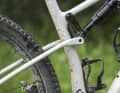 Der Verzicht des Flex-Pivot-Designs auf ein zusätzliches Hinterbau-Lager spart am Carbon-Rahmen des Cervélo Fullys Gewicht ein.