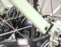 Die elektronische Di2 Nabenschaltung von Shimano wechselt die fünf Gänge auch automatisch. ...