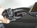 Über den linken Daumen wird der Neige-Mechanismus entriegelt. Verriegelt lässt sich das Chike nicht sinnvoll fahren.