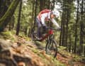 Langer Reach, tiefes Tretlager: Schnelle Abfahrten machen mit dem Canyon Neuron:On dank der sportlichen Geometrie richtig Spaß.